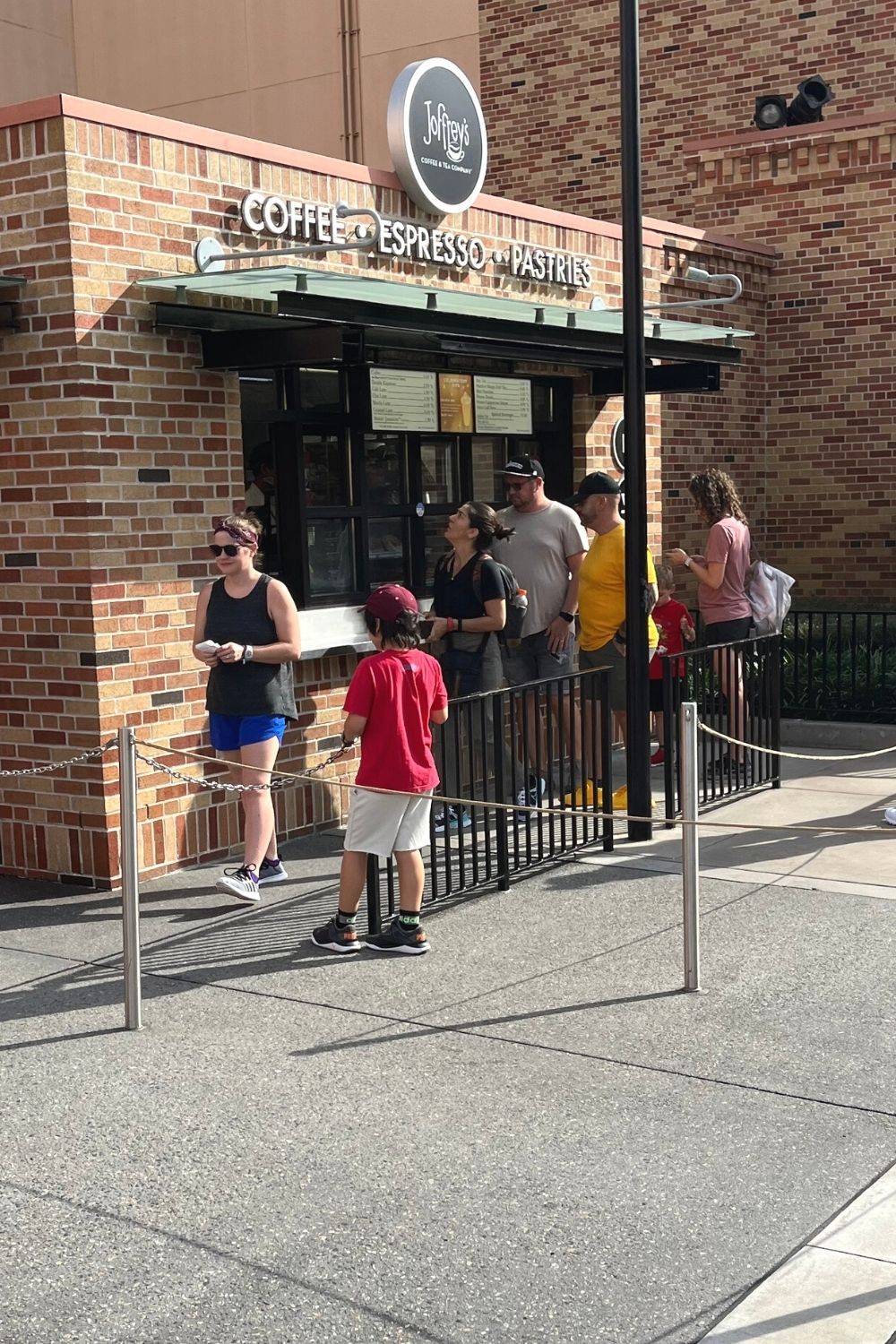 Joffrey's kiosk at Hollywood Studios, with people waiting in line for coffee, pastries, etc.
